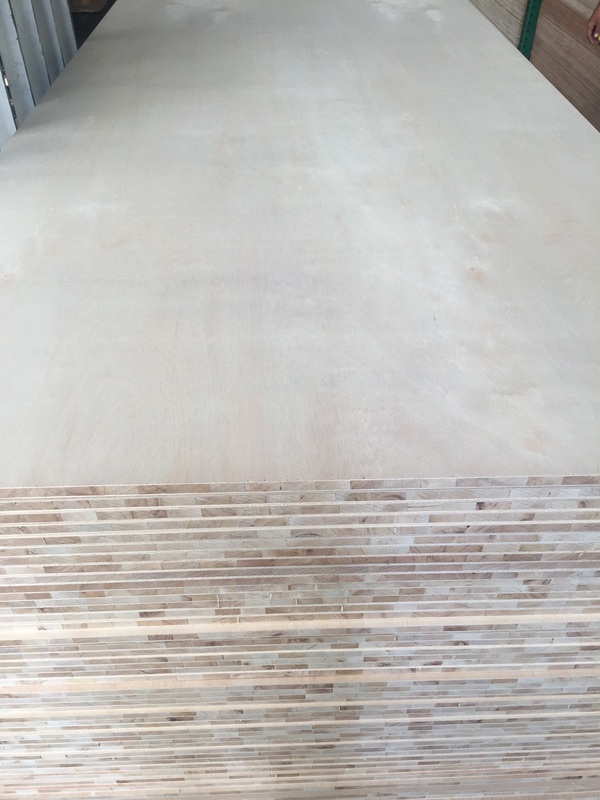 TRIPLAY CAOBILLA 18 LISTON MERANTI 18MM